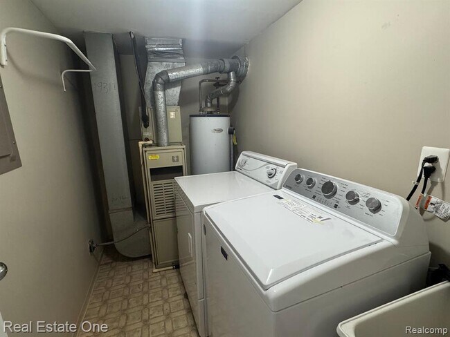 Building Photo - 19317 Surrey Ln