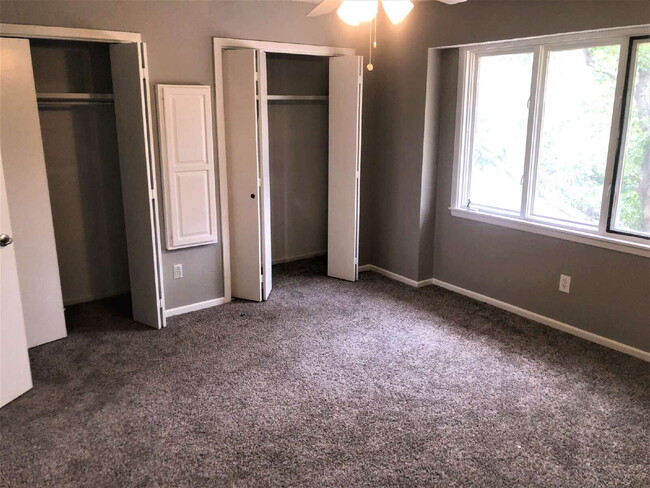 Building Photo - Captivating Townhome Ready for Summer 2025...
