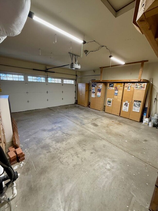 Building Photo - Lovely NE 3 Bedroom Home w/Large Yard & Mowing Included!