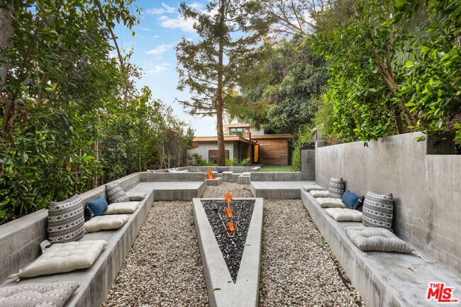 Building Photo - 727 N Beverly Glen Blvd