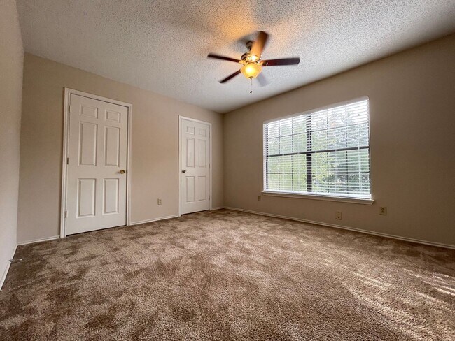 Building Photo - 4 Bed 2 Bath