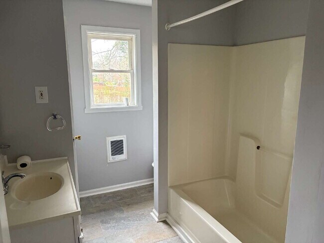 Building Photo - Rare Downtown Asheville Rental: 3BR/2BA House with Huge Yard & City Convenience- Dogs allowed!