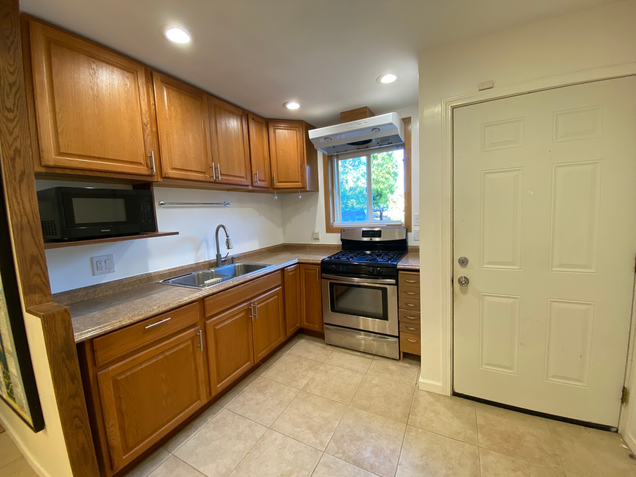 Kitchen - 3708A Claudine St