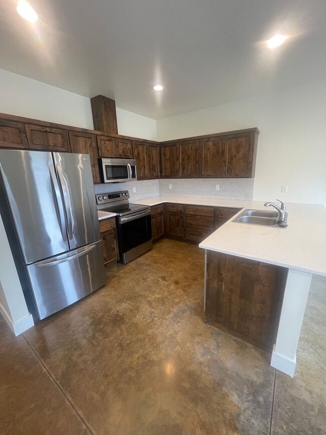 Building Photo - Stunning Three Bedroom Town Home In Lebanon OR!