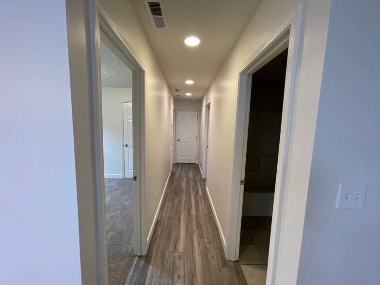 Building Photo - 717 Village Creek Dr