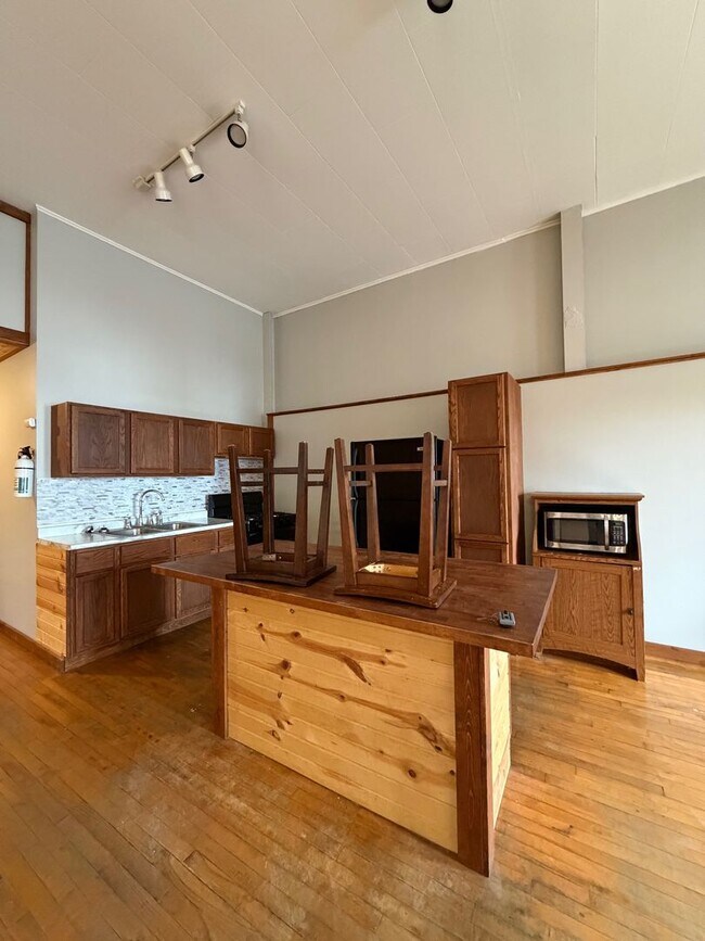 Building Photo - 311 Main St