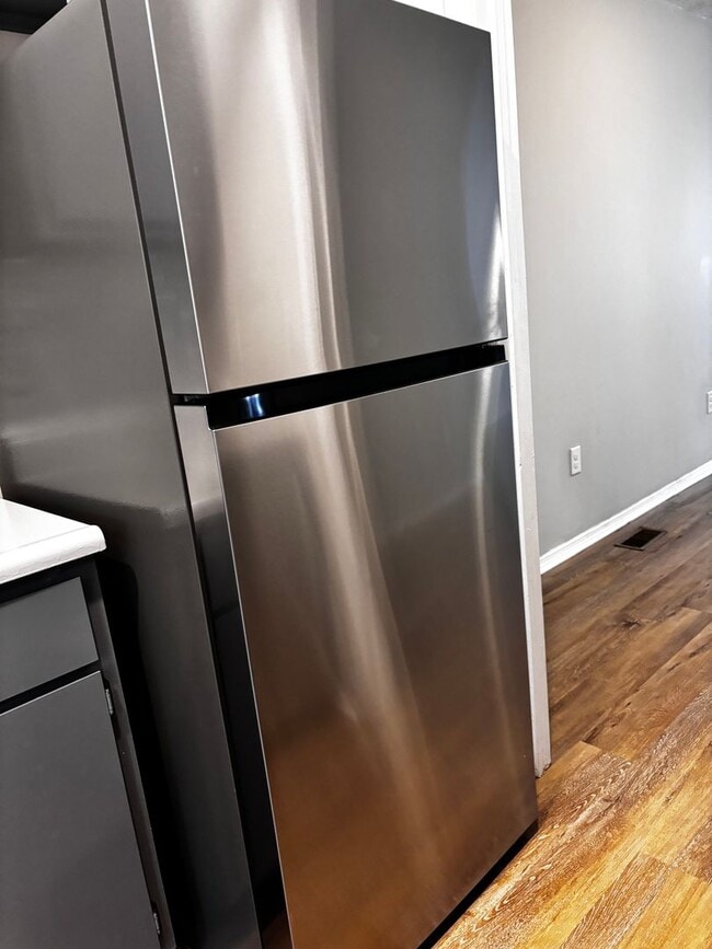 Building Photo - 2 Bed 1.5 bath Condo with Carport