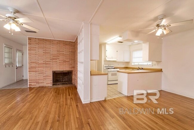 Building Photo - 359 Wisteria St