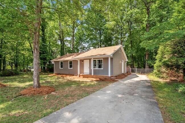 Building Photo - Great Location off of South Holden Road. 3 Bedroom 2 Bathroom Home.