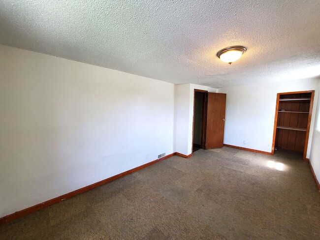 Building Photo - 919 Oneida St