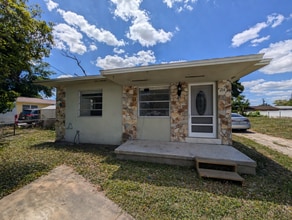 Building Photo - Well maintained 2 bedroom 1 bath rental available in Pine Castle!!
