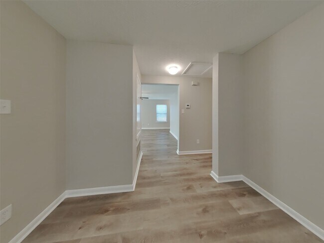 Building Photo - 20660 Dunrobin Dr