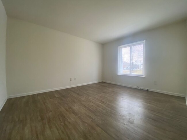 Building Photo - High Meadows - Spacious 2 bed, 1.5 bath Ga...