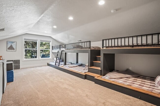 Building Photo - 1013 Yew Wood St