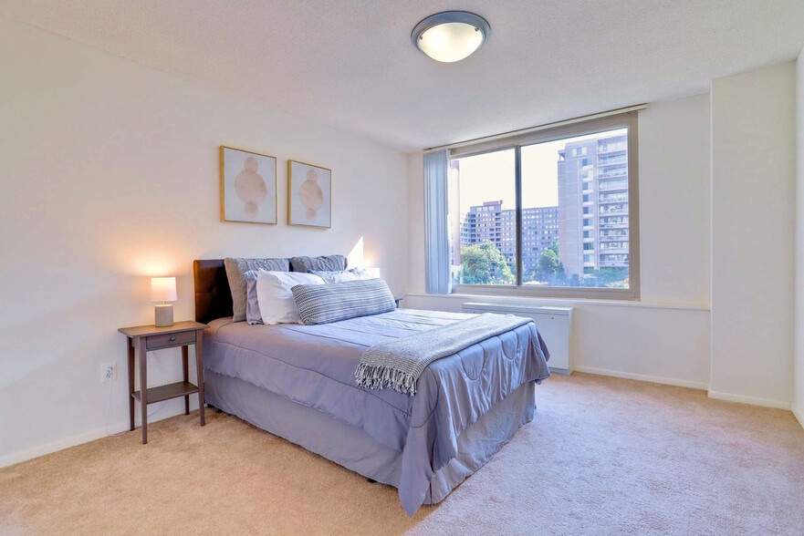 Building Photo - 1600 S Eads St