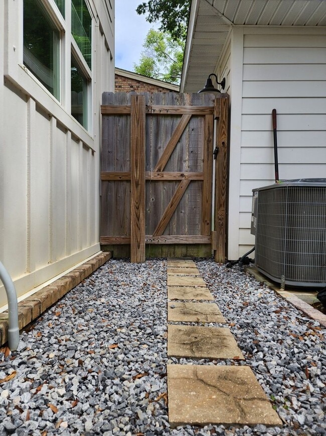 Building Photo - Stunning 2-story Home in the Coveted East Pensacola Heights!