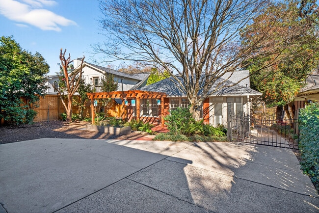 Building Photo - 719 Elmont Dr