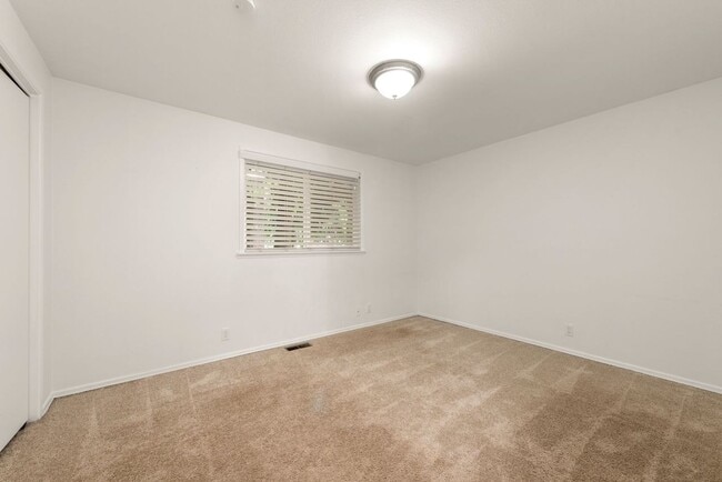 Building Photo - Beautiful & stunning 6-bed, 3-bath house in Edmonds for rent!