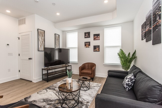 Building Photo - 2435 Master St