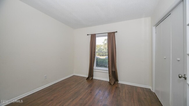 Building Photo - Townhouse close to Western Blvd and BASE!