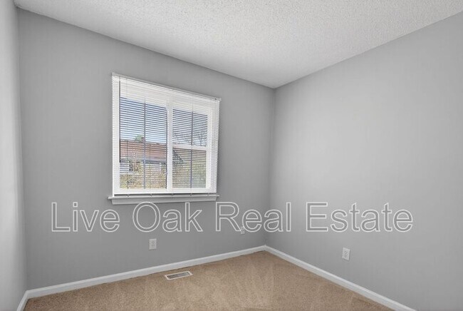 Building Photo - 304 Falling Ln