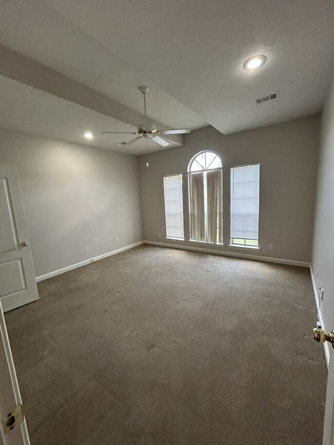 Building Photo - 5059 Silver Oak Dr