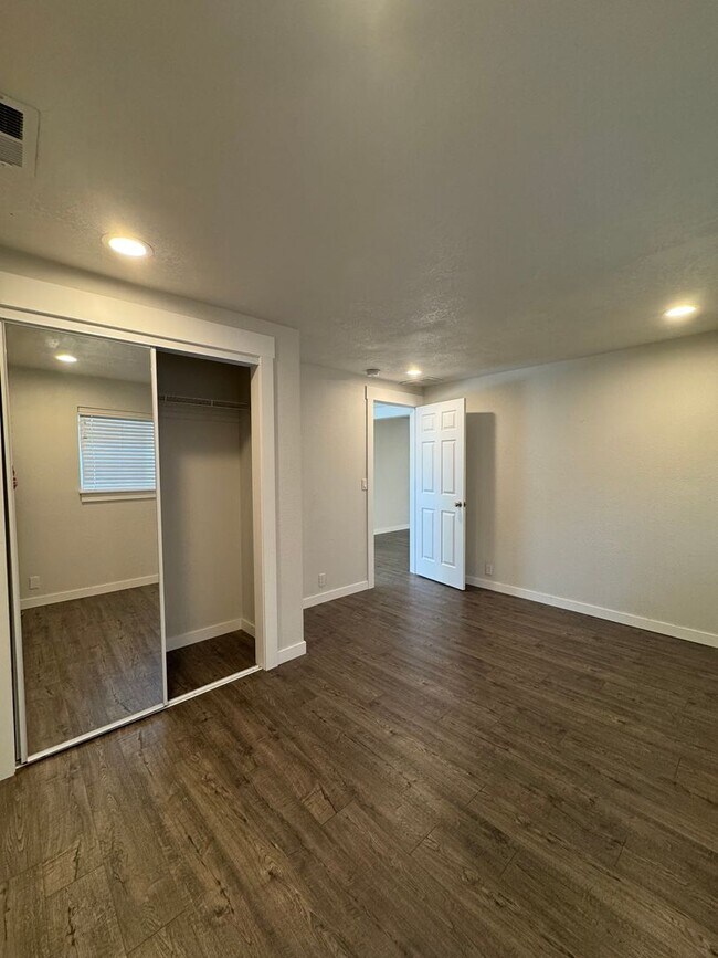 Building Photo - Spacious 4 Bed, 3 Bath House for Rent