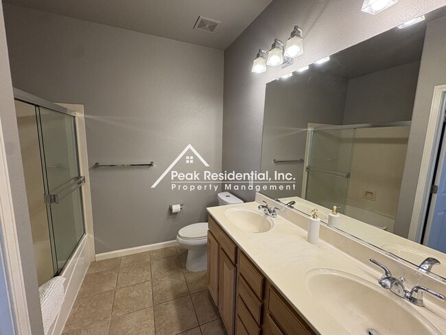 Building Photo - 3301 N Park Dr