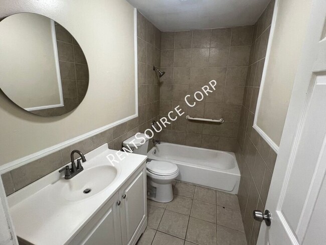 Building Photo - 440 Lillian Dr