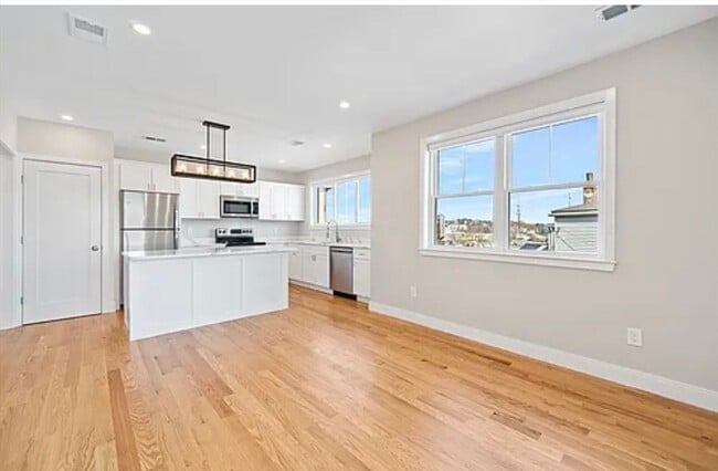 Primary Photo - 2-4 Hecla St