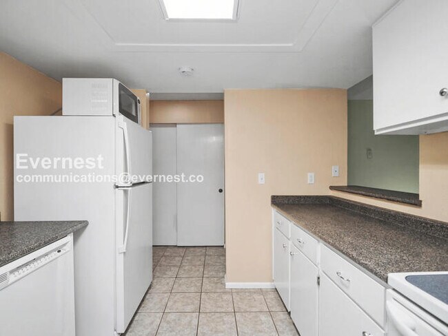 Building Photo - 9398 Redmond - Woodinville Rd NE