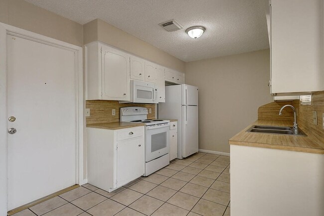 Building Photo - 5225 Bonham St