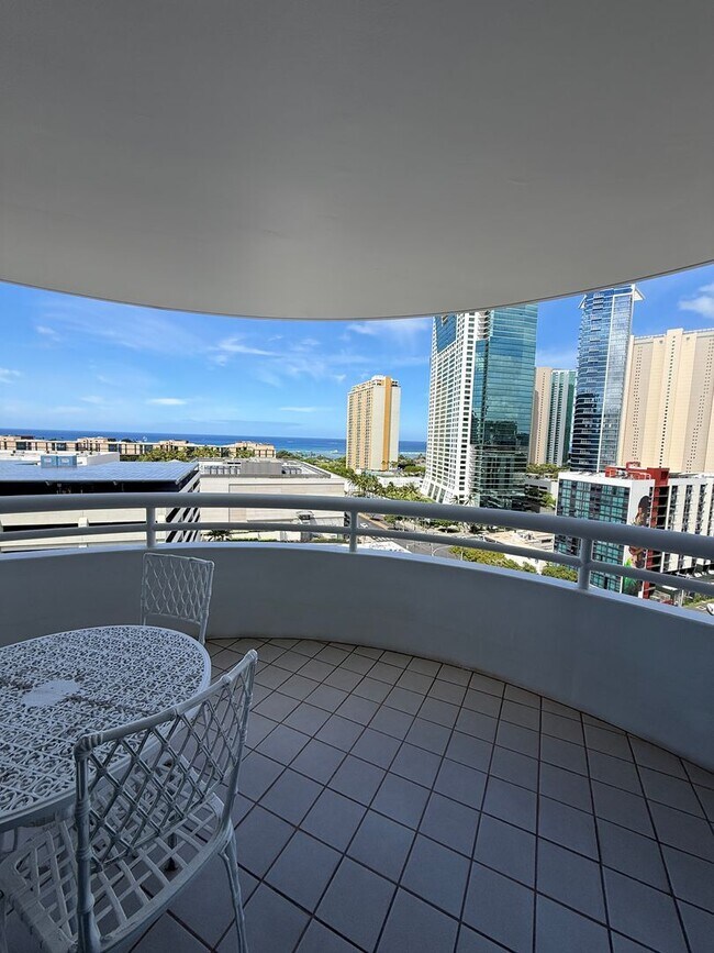 Building Photo - Uraku Tower 17 A Luxury Living!