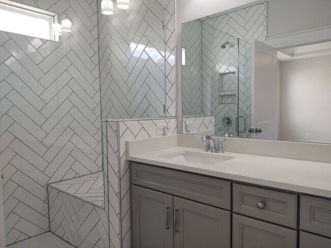 Building Photo - Move-in ready Townhome located in Blanchar...