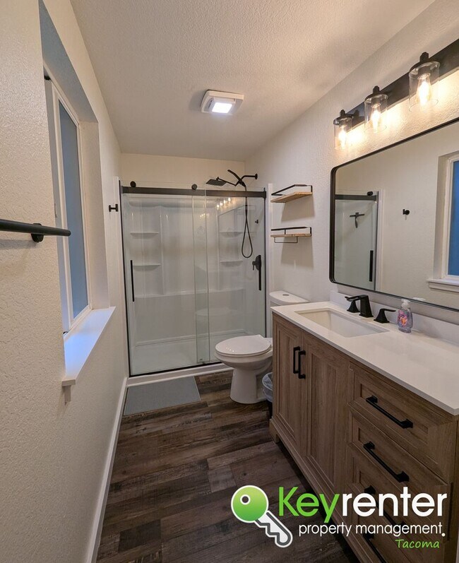 Building Photo - Fully Furnished Modern Puyallup Duplex in Prime Location