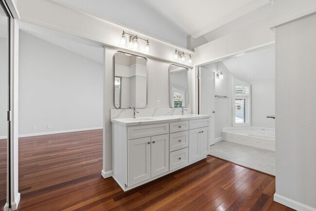 Building Photo - Beautifully Updated 5 Bedroom Woodbridge Home with Pool and much more!