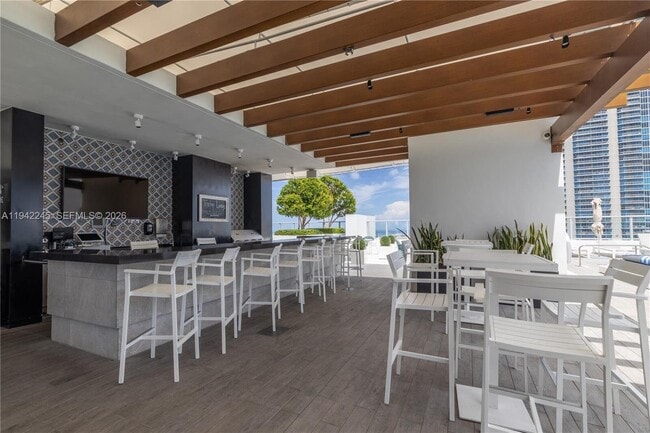 Building Photo - 1010 Brickell Ave