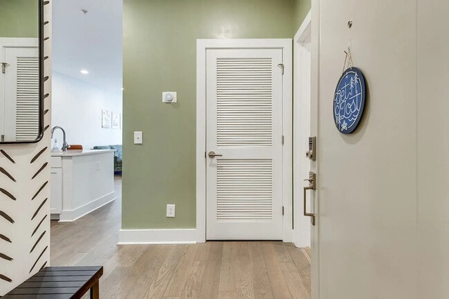 Building Photo - Stylish Updated Apartment Minutes from Downtown