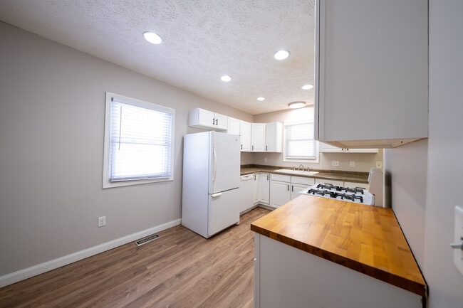 Building Photo - 3531-2 1/2 2 1/2 St NE