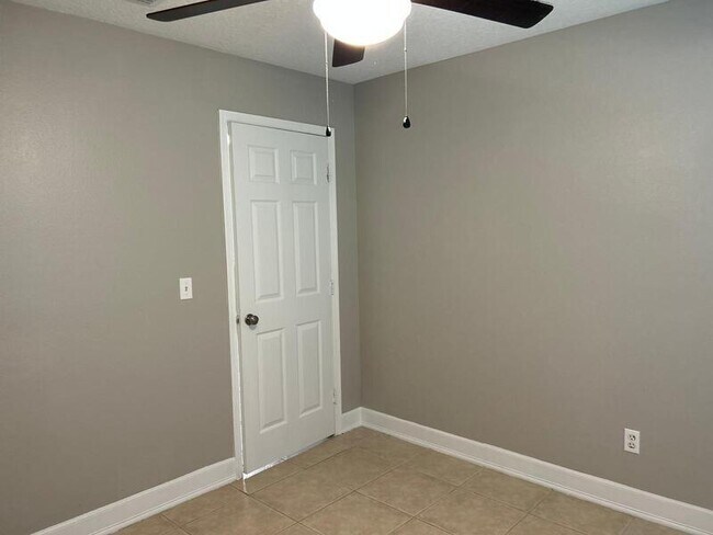 Building Photo - 912 Park Valley Cir