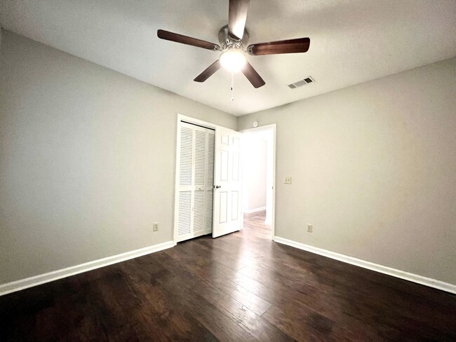 Building Photo - AVAILABLE JUNE [NO PETS PERMITTED]