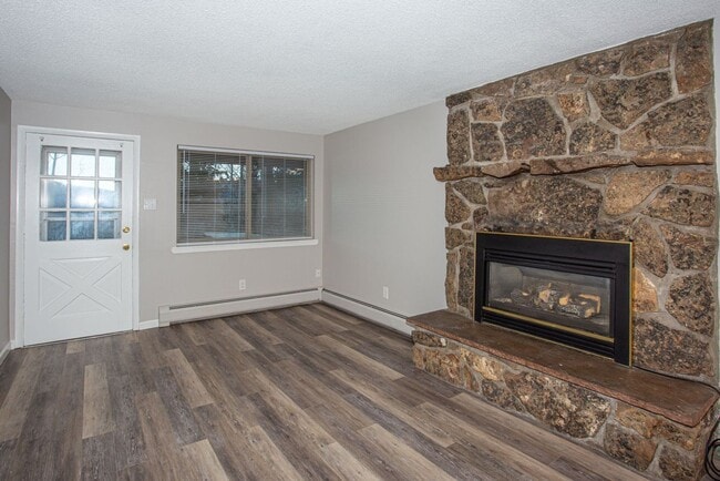 Building Photo - 2 Bed 1 Bath On Bus Route - Heat Included