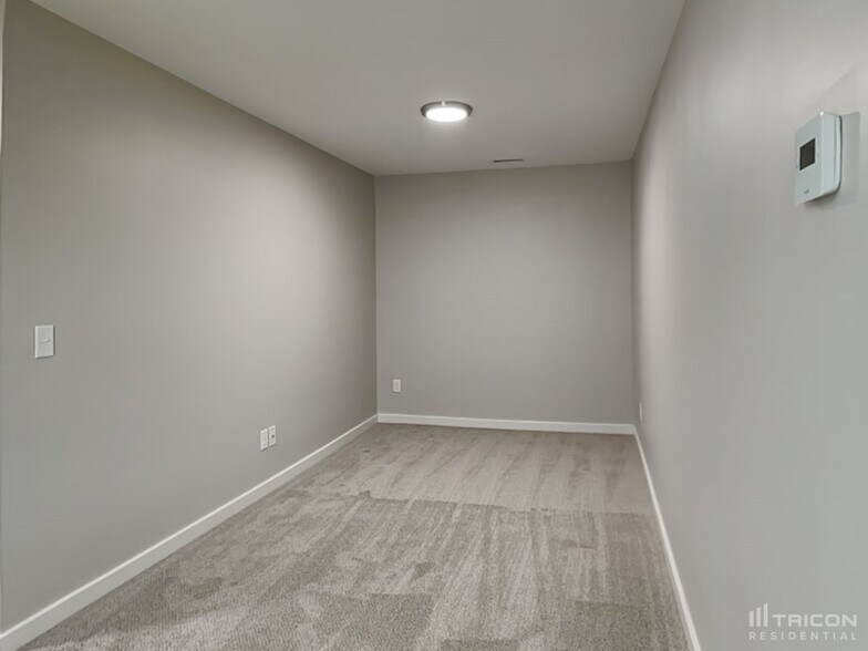 Building Photo - 930 Corvus Ct