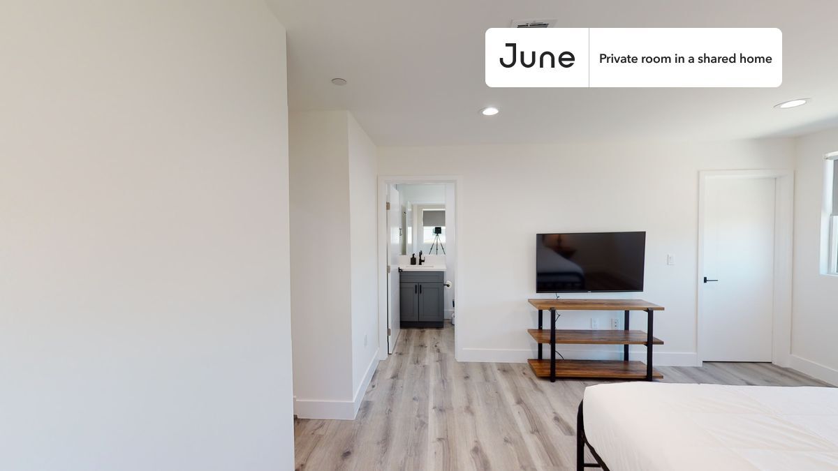 Building Photo - Private bedroom in 4 bed/3 bath Home