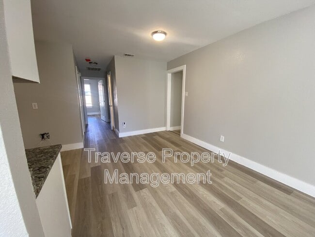 Building Photo - 5125 Sunshine Dr