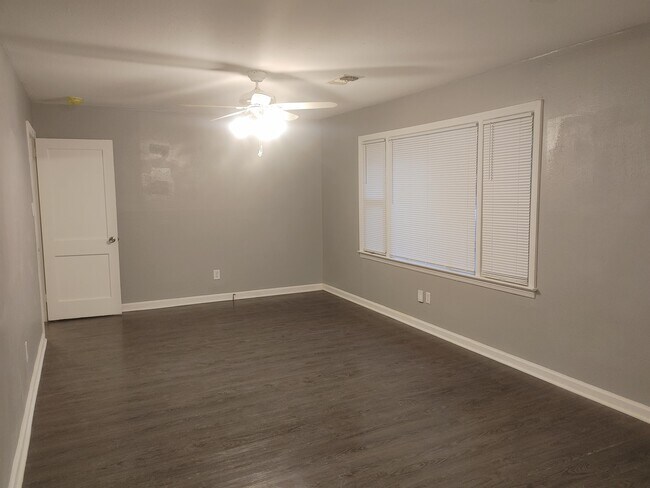 Building Photo - 2552 Kaufman Dr