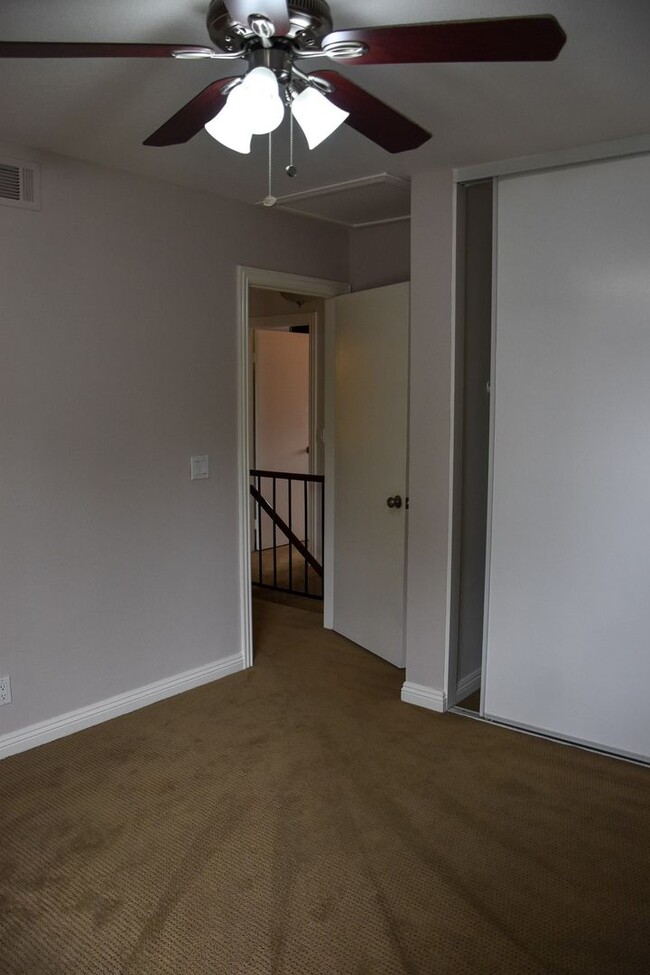 Building Photo - 3 Bedroom 2.5 Bath Hampton Court Condo Nea...