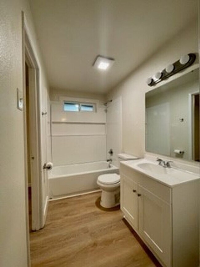 Building Photo - Charming 3 Bedroom 1 Bath Updated Home in ...