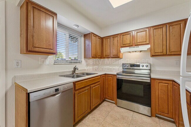 Building Photo - 588 S Eaton St