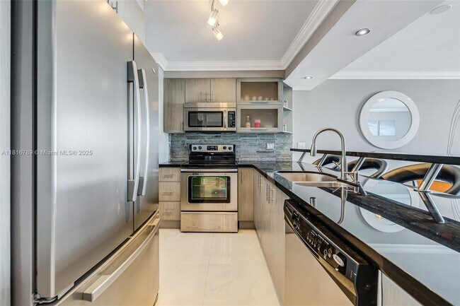 Building Photo - 5838 Collins Ave